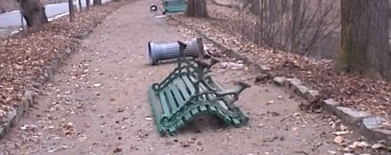 Невідомі влаштували погром в уманському парку "Софіївка"