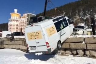 На Байкалі сильний вітер здув мікроавтобус з причалу