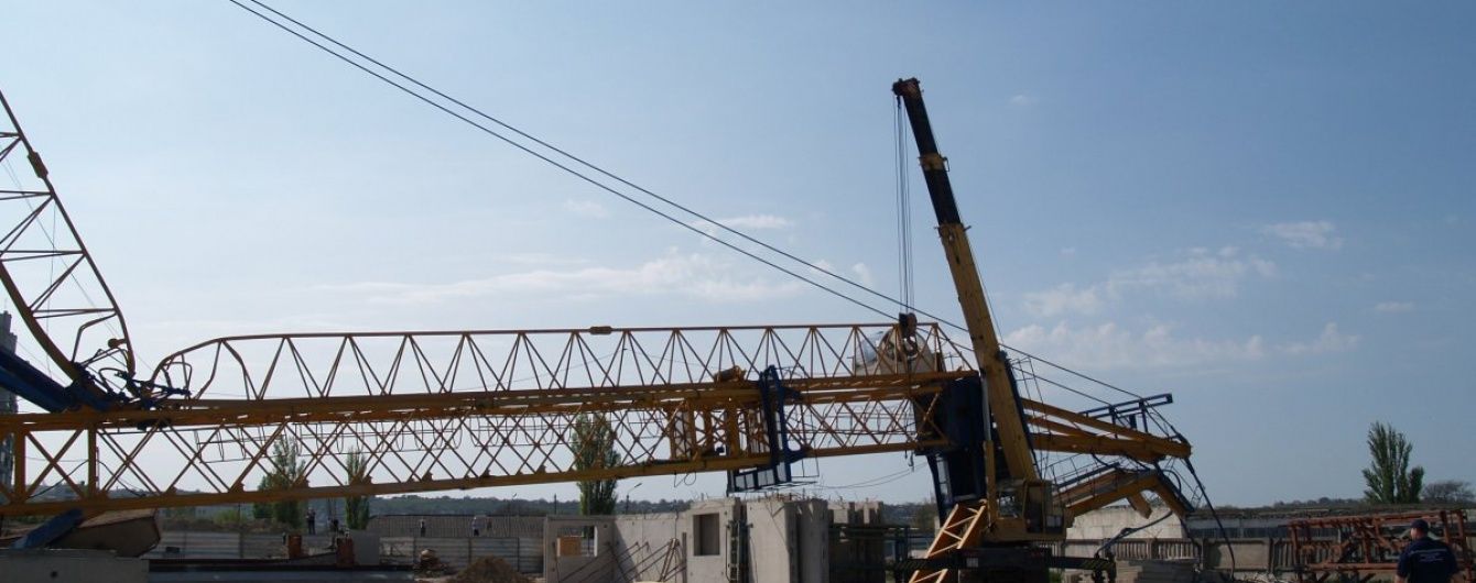 На Київщині на трьох чоловіків упав баштовий кран