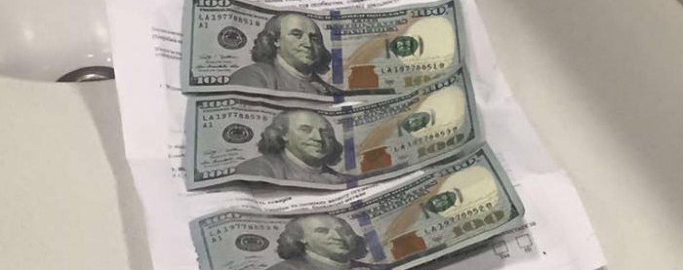 У Львівському аеропорті затримали митників, які набрали хабарів на $ 10 тис