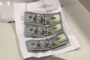 У Львівському аеропорті затримали митників, які набрали хабарів на $ 10 тис