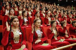 У Туркменістані жінкам на 8 Березня роздадуть по $ 11,5