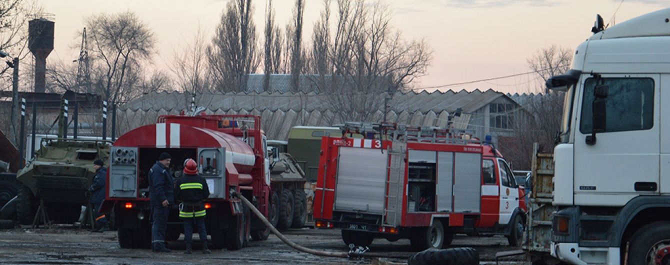 У Києві на Рибальському острові палає склад