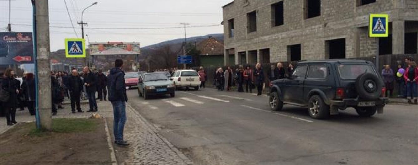 У Мукачевому викладачі училищ перекрили міжнародну трасу