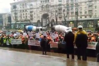 Протест бетономішалок. Сотні будівельників у центрі Києва мітингують через атаки "тітушок"