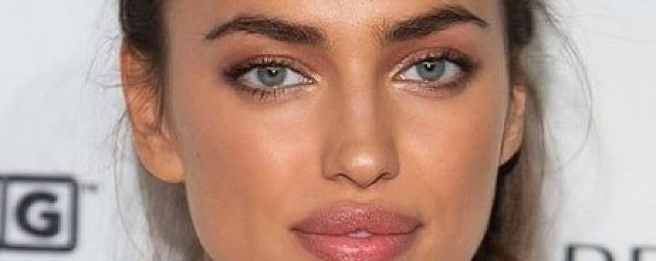 Не вставая с постели: обнаженная Ирина Шейк позировала в ботфортах