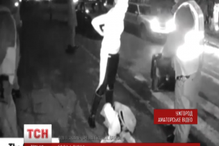 Працівницю фіскальної служби звільнили після "стриптизу" перед поліцейськими