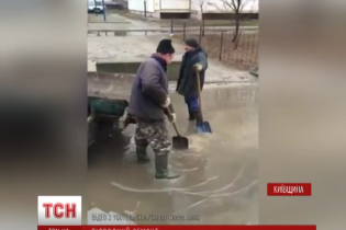 "Нові технології" ремонту доріг: під Києвом латають калюжі