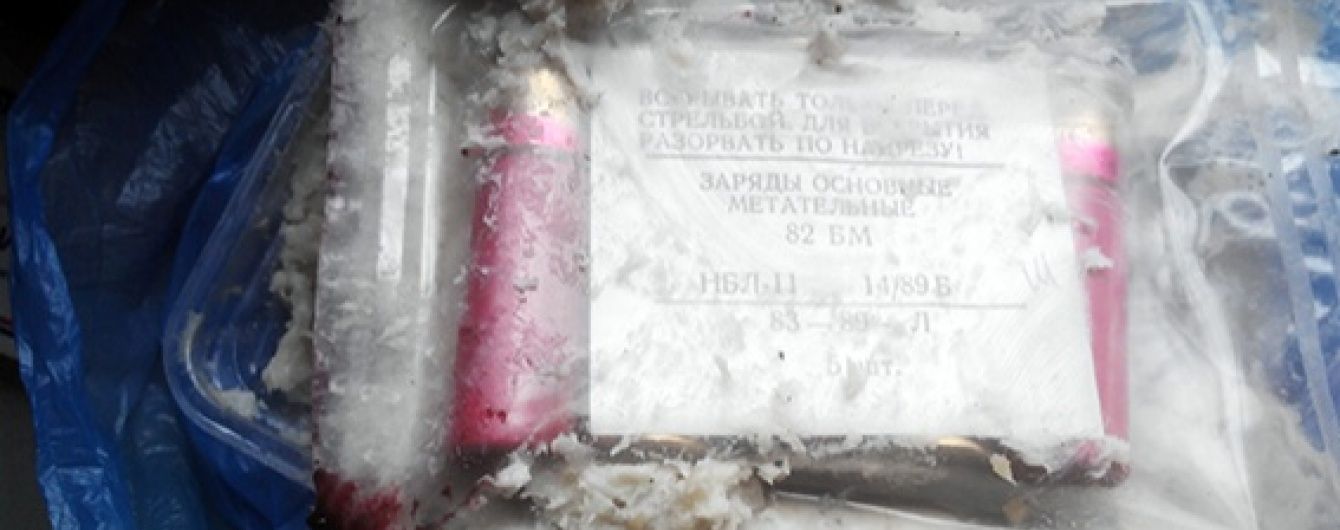 На Донеччині чоловік намагався відправити боєприпаси заховані в салі і варенні