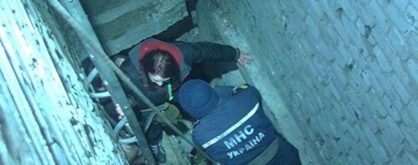 У Харкові двоє підлітків застрягли у підземному бункері