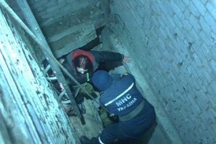 У Харкові двоє підлітків застрягли у підземному бункері