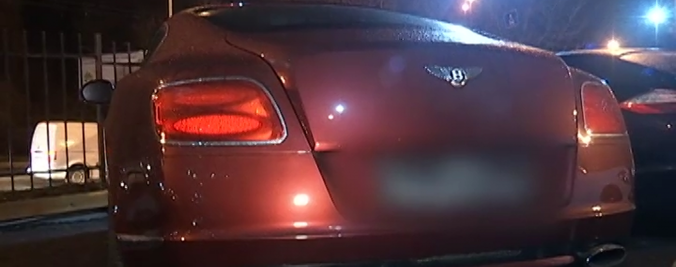 У центрі Києва загадково зник арештований червоний Bentley разом з охоронцем