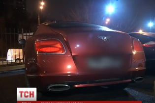 У центрі Києва загадково зник арештований червоний Bentley разом з охоронцем