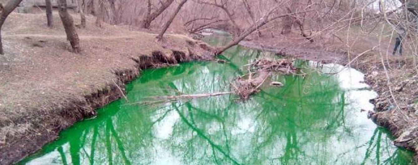 У Кіровограді вода в річці стала яскраво-зеленою
