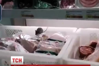 У Харкові покупці зафільмували мишу серед ковбасних виробів у супермаркеті