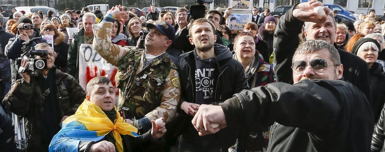 В Авакова пікети під представництвами РФ в Україні назвали "вандалізмом"