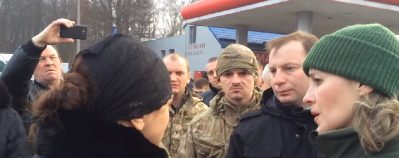 Ви цього не варті. Вдова вбитого бійця АТО не пустила до тіла чоловіка главу Тернопільської ОДА