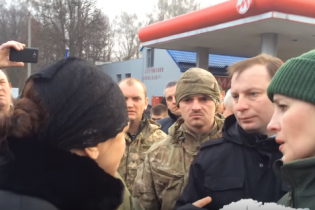 Ви цього не варті. Вдова вбитого бійця АТО не пустила до тіла чоловіка главу Тернопільської ОДА