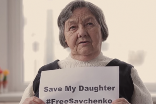 Мати Надії Савченко у зворушливому відео попросила у світу врятувати її дитину
