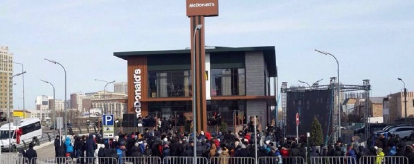 Відкриття першого в Казахстані McDonald's: жителі Астани вистоюють у черзі по кілька годин