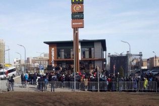 Відкриття першого в Казахстані McDonald's: жителі Астани вистоюють у черзі по кілька годин