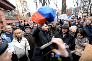 Появилось видео с Парасюком, который срывает триколор с консульства РФ во Львове