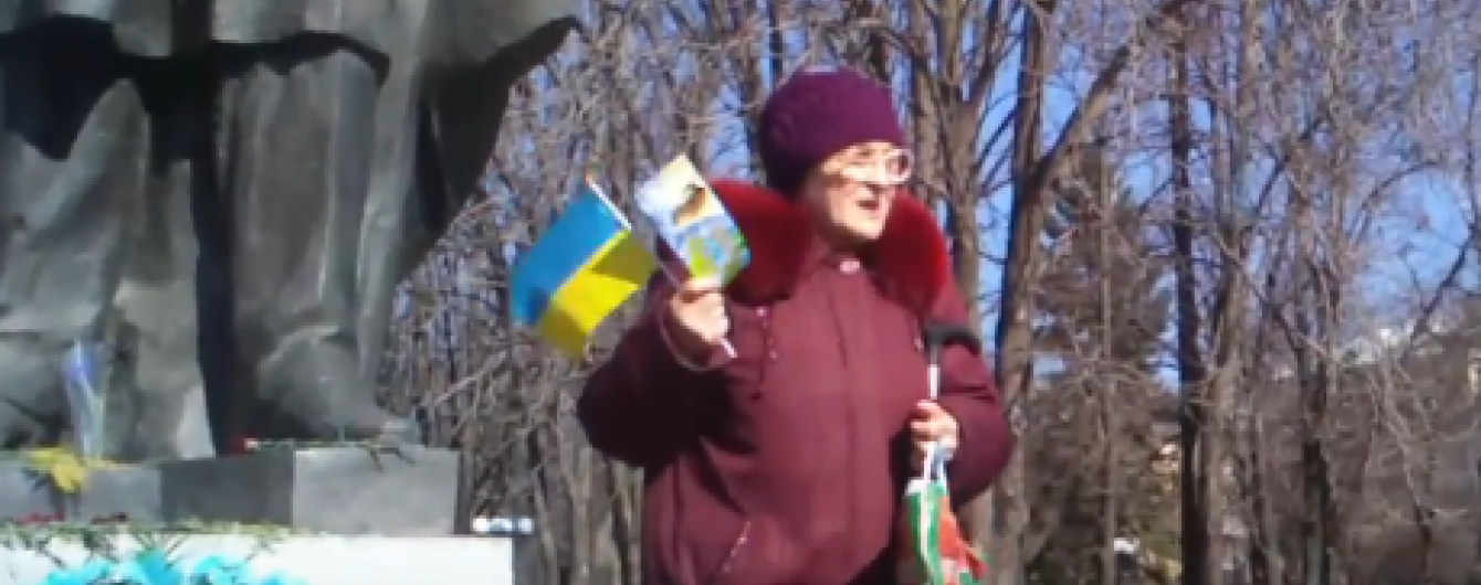 В окупованому Луганську люди накинулися на бабусю-патріотку з прапором України