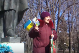 В окупованому Луганську люди накинулися на бабусю-патріотку з прапором України