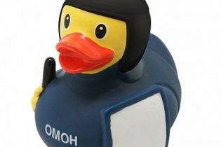 У Росії омонівця "увічнили" у вигляді гумової качки для ванни