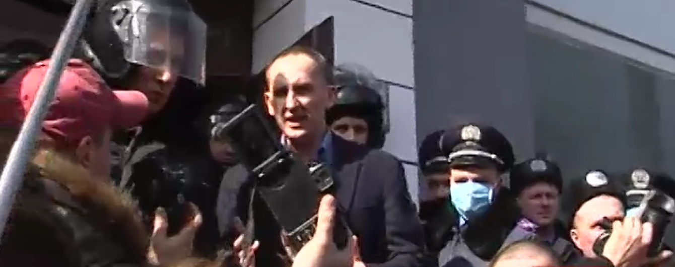 У Вінниці з бійками та шинами, що палають, вимагали відставки голови поліції