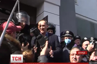 У Вінниці з бійками та шинами, що палають, вимагали відставки голови поліції