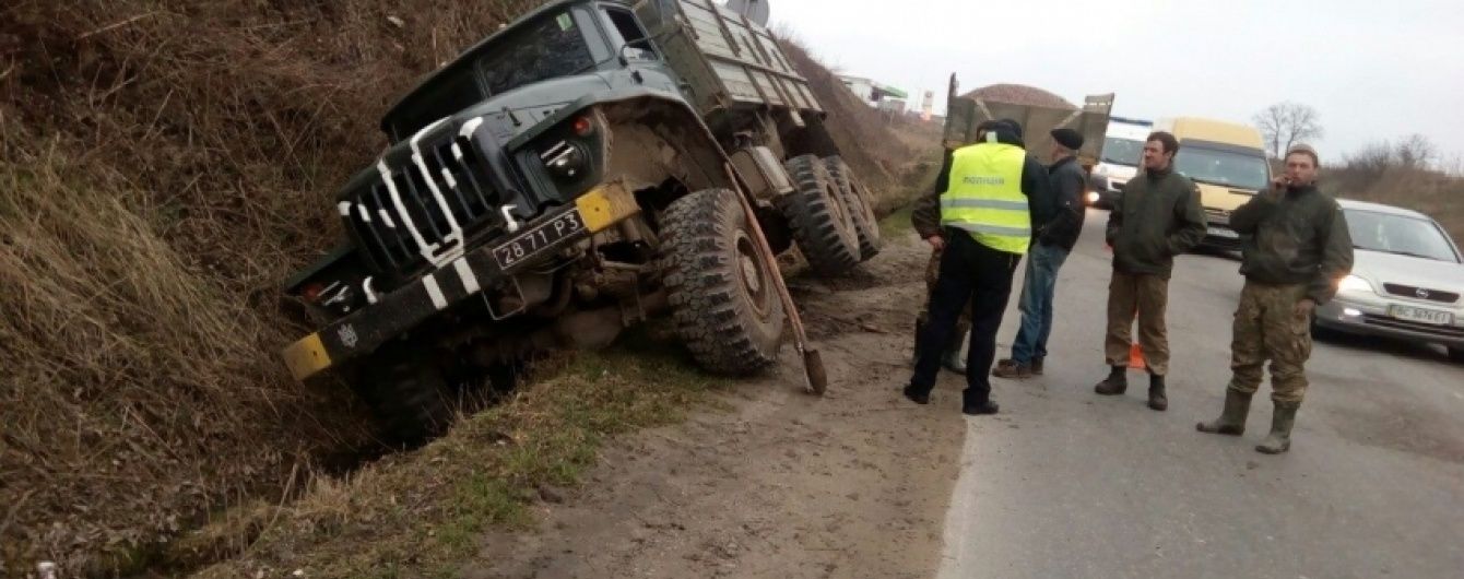 Біля Львова через відмову гальм вилетіла з дороги військова вантажівка