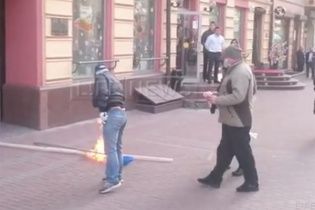 У Москві серед білого дня люди в масках зірвали і спалили прапор України