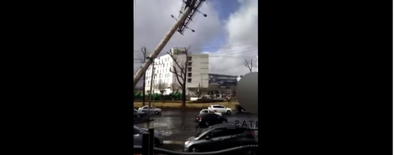 Очевидець зняв на відео падіння величезного рекламного щита на пожвавлену дорогу