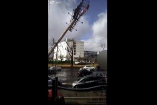 Очевидець зняв на відео падіння величезного рекламного щита на пожвавлену дорогу