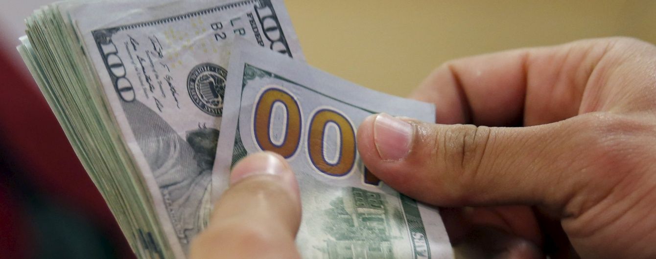 Долар і євро трохи здорожчали в курсах НБУ на 19 квітня. Інфографіка