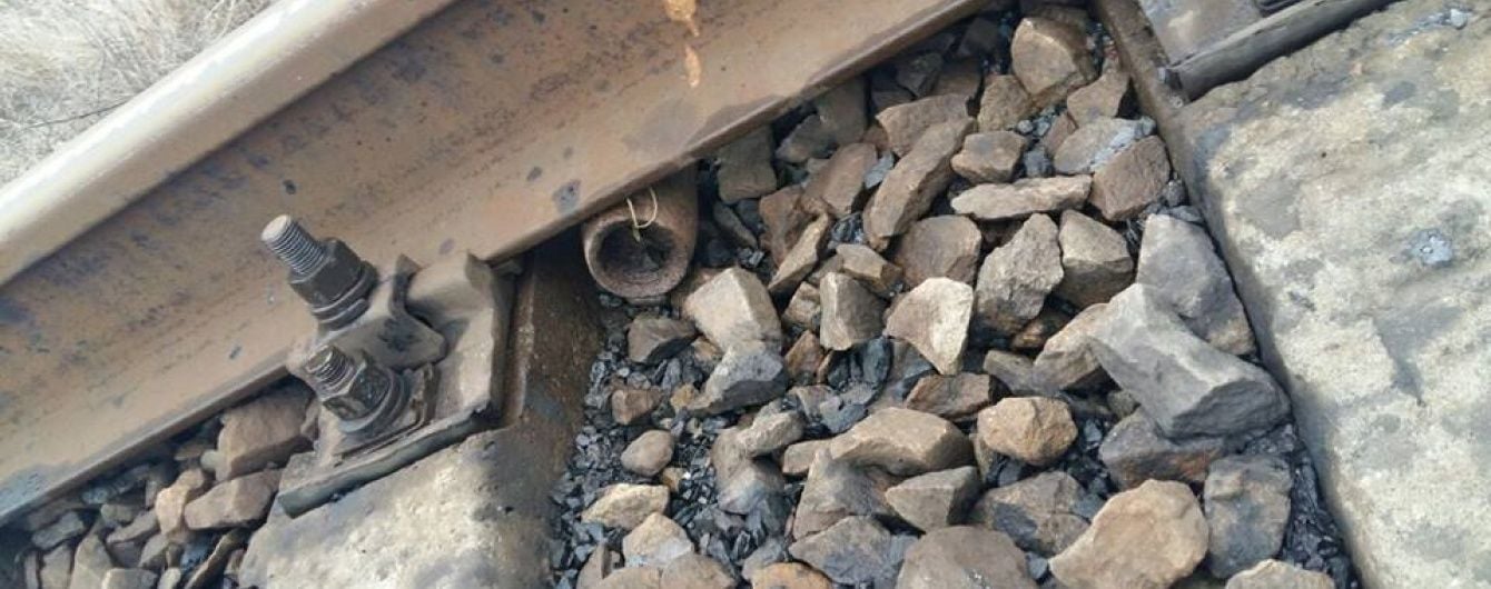 На Донеччині невідомі готували підрив залізниці