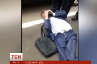 "Гройсман, допоможіть мені". П'яний помічник нардепа качався на асфальті та волав на весь двір