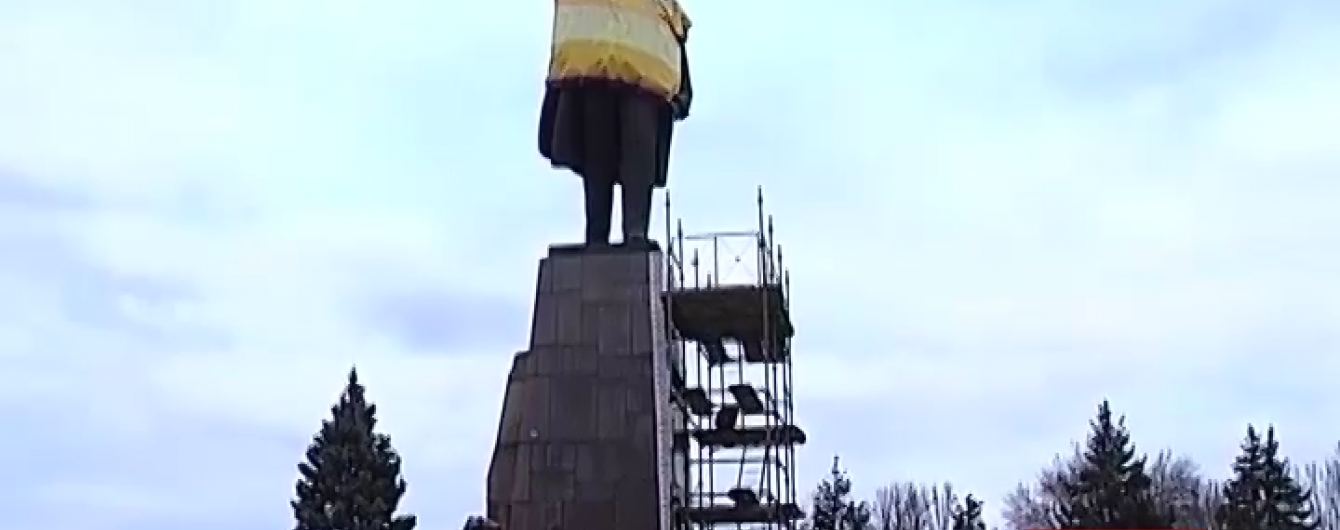 Ленін відчайдушно чіпляється за постамент. Юзери висміяли 14-годинний демонтаж пам'ятника у Запоріжжі