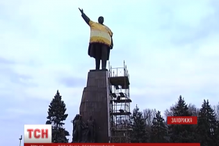 Ленін відчайдушно чіпляється за постамент. Юзери висміяли 14-годинний демонтаж пам'ятника у Запоріжжі