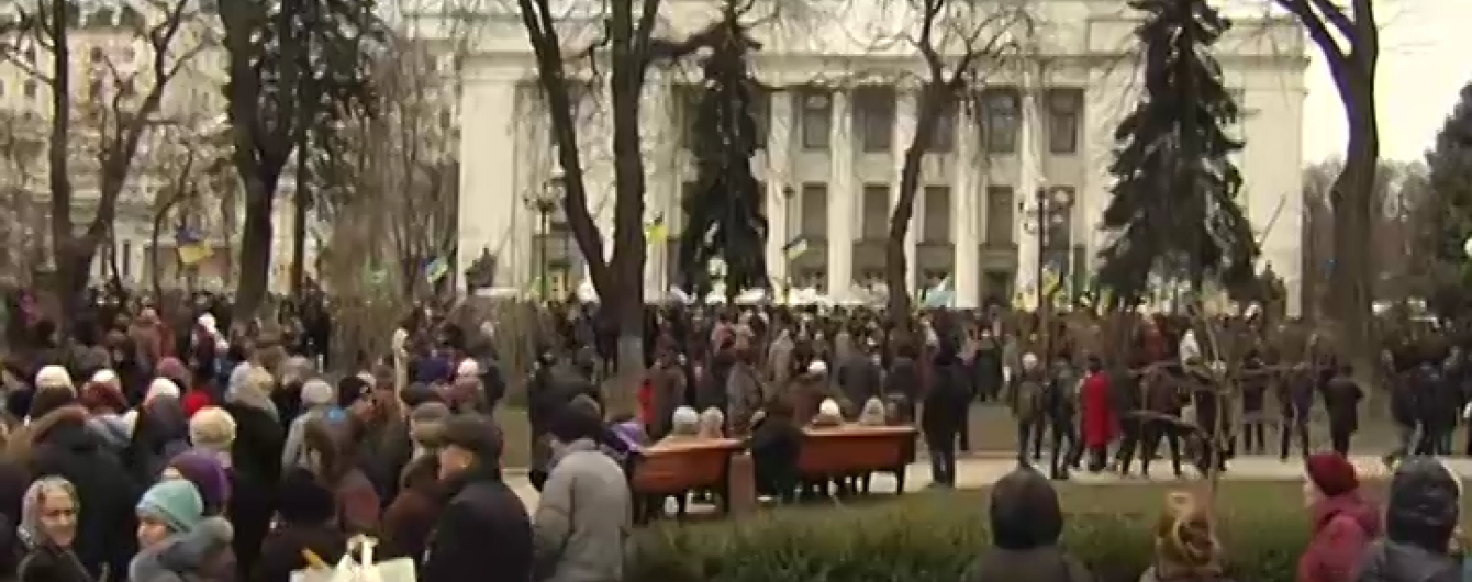 На кількатисячному пікеті під Радою виступили проти безвізового режиму з ЄС