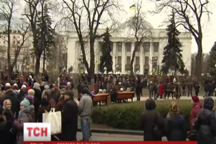 На кількатисячному пікеті під Радою виступили проти безвізового режиму з ЄС