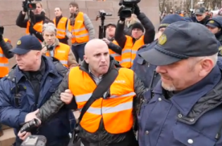 У Ризі із криками затримали скандального журналіста Russia Today