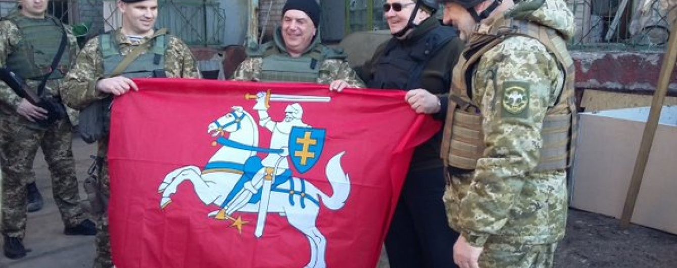 Глава МЗС Литви похизувався світлиною з українськими бійцями на передовій