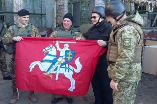 Глава МЗС Литви похизувався світлиною з українськими бійцями на передовій