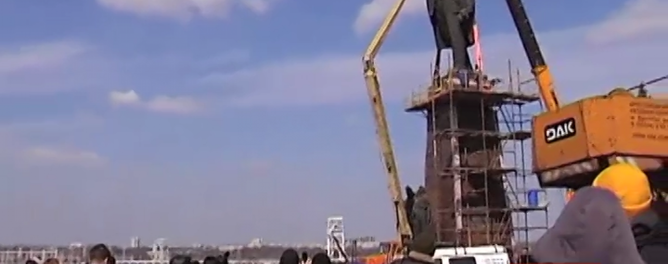 Комуністи зібралися попрощатися з запорізьким Леніним. Онлайн-трансляція