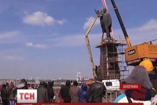 Комуністи зібралися попрощатися з запорізьким Леніним. Онлайн-трансляція