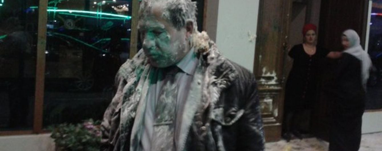У Грозному побили і закидали яйцями відомого правозахисника