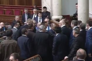 У Раді нардепи влаштували штовханину