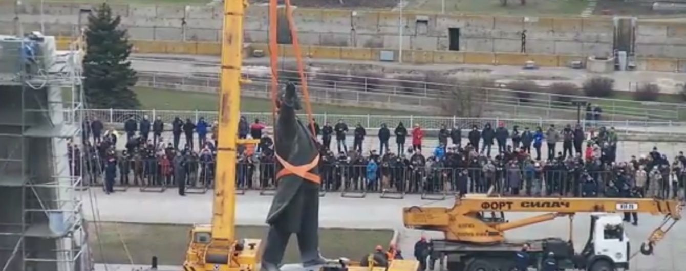 Знесення найбільшого Леніна в Україні і передача "Списку Савченко" до Брюсселя. 5 головних новин дня